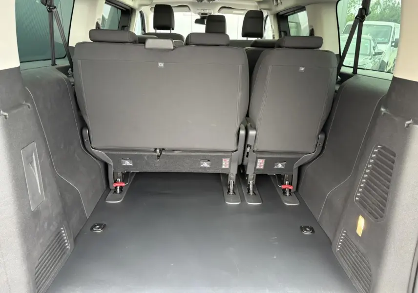 Vue arrière de l'habitacle de l'Opel Zafira Life XL gris Artense, montrant les sièges arrière et le toit panoramique.
