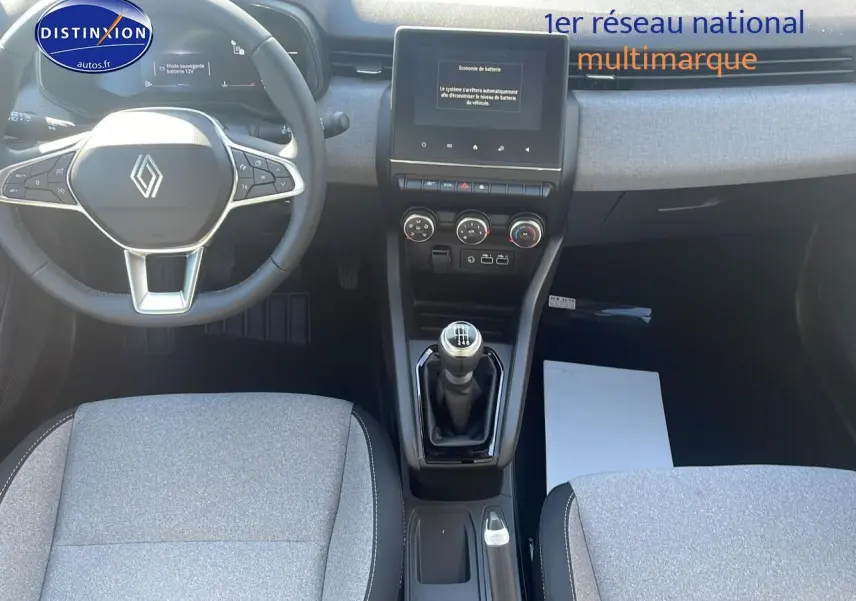 Intérieur Renault Clio V 2025 vue de dessus, volant multifonction, écran tactile et levier de vitesse manuel.