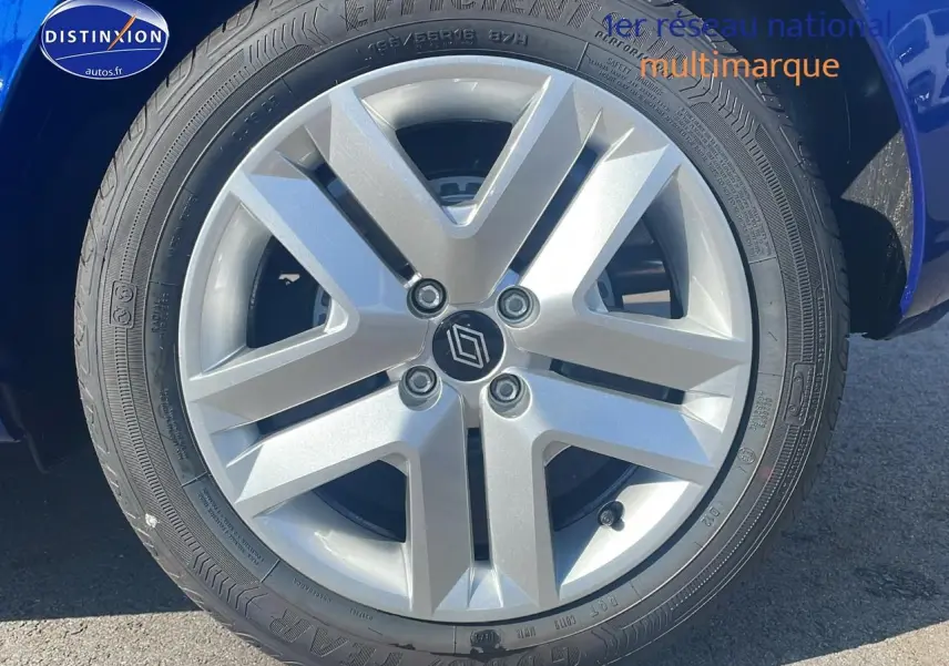 Gros plan sur la jante alliage argentée et le pneu Goodyear d'une Renault Clio V Bleu Iron, côté avant droit.