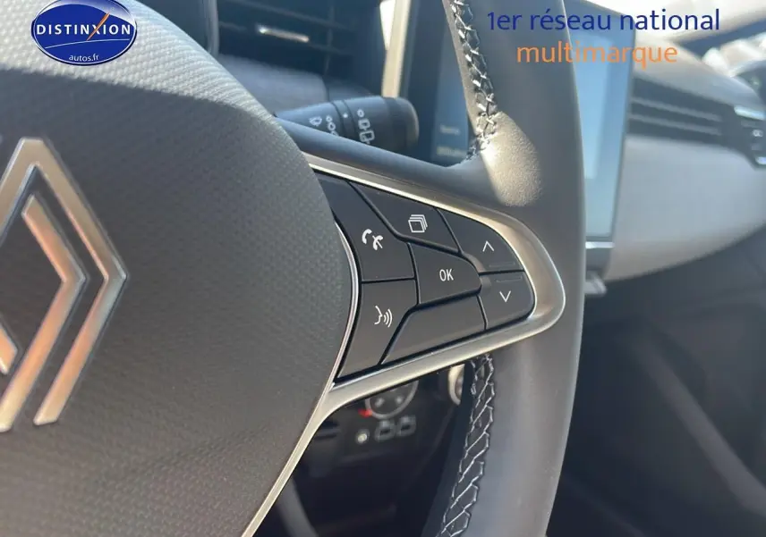 Gros plan sur les commandes multifonctions à droite du volant de la Renault Clio V 1.5 Blue dCi 100 Evolution.