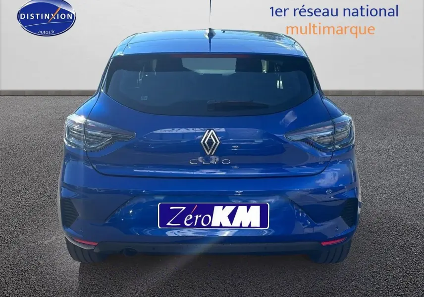 Vue arrière d'une Renault Clio V bleu iron 2025 avec feux arrière LED et becquet intégré.