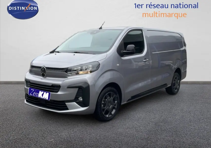 Vue 3/4 avant droit du Citroën Jumpy Van Long L3 gris Artense métal avec calandre noire et jantes foncées.