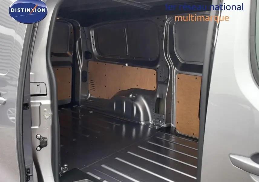 Vue intérieure arrière du Citroën Jumpy gris Artense Métal, montrant l'espace de chargement vide et les parois en bois.