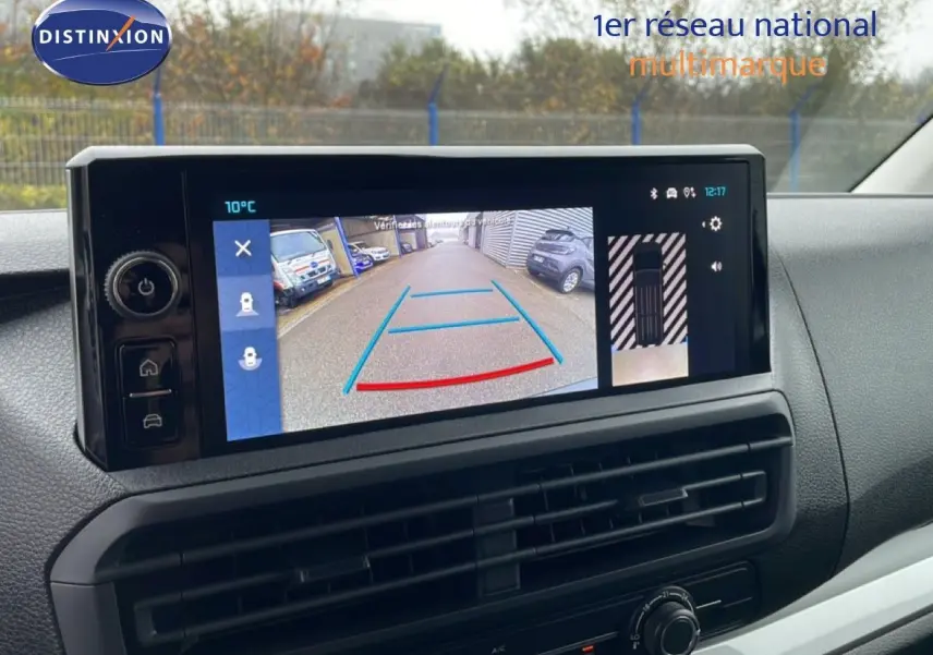 Écran central montrant la caméra de recul du Citroën Jumpy gris Artense, vue intérieure du tableau de bord.