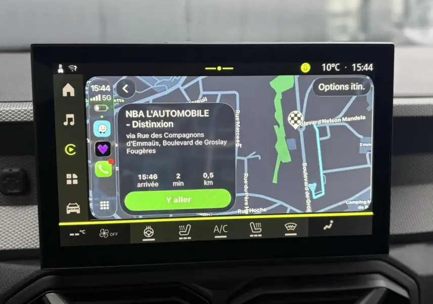 Écran tactile central 10 pouces du Dacia Duster 2026 affichant la navigation connectée avec carte et options itinéraire.