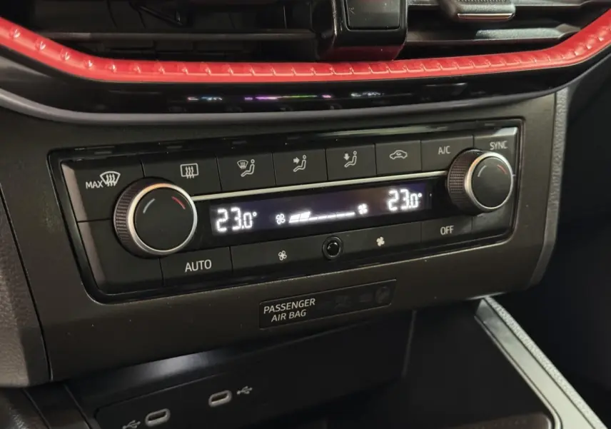 Gros plan sur la commande de climatisation digitale double zone avec finition rouge sur tableau de bord SEAT Ibiza 1.0 TSI 110 FR 2024.
