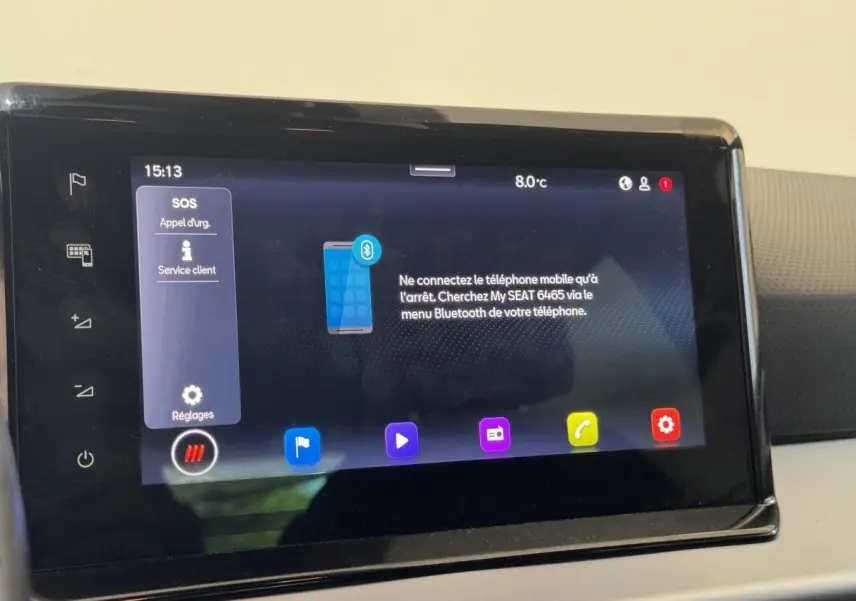 Écran tactile central de la SEAT Ibiza 2024 affichant le menu Bluetooth et les options d'appel d'urgence.