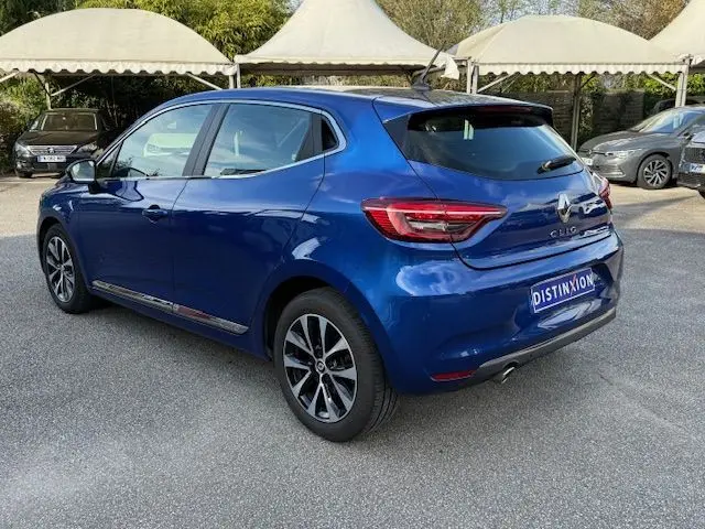Vue 3/4 arrière droite d'une Renault Clio V 1.3 TCE 140 Intens bleu Iron avec jantes alliage et feux LED.