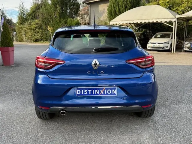 Vue arrière d'une Renault Clio V 1.3 TCE 140 Intens bleu Iron, avec feux arrière LED et plaque Distinxion.