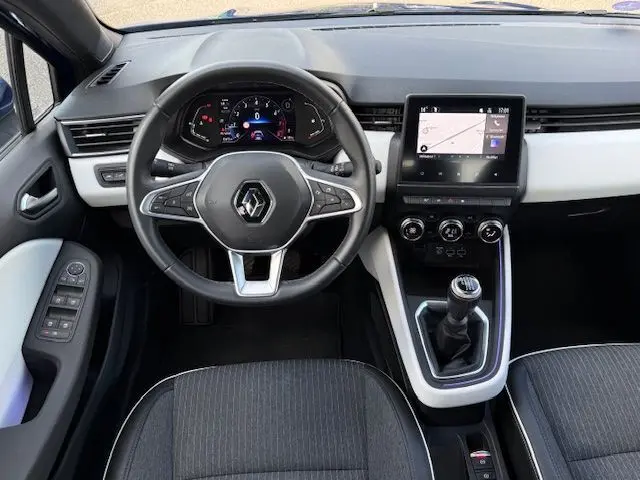 Vue intérieure avant de la Renault Clio V 1.3 TCE 140 Intens, tableau de bord moderne avec écran tactile et boîte manuelle.