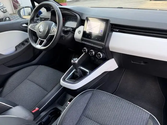 Vue intérieure côté conducteur de la Renault Clio V 1.3 TCE 140 Intens 2022, tableau de bord moderne avec écran tactile et boîte manuelle.