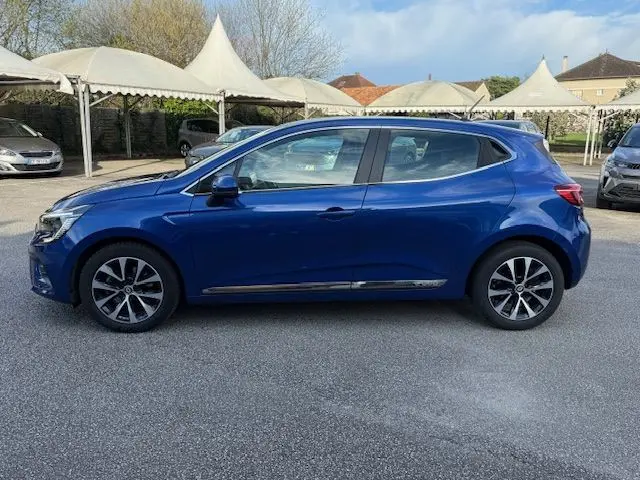 Profil latéral droit d'une Renault Clio V 1.3 TCE 140 Intens bleu Iron, avec jantes alliage et lignes épurées visibles.