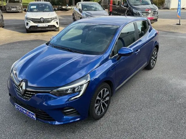 Vue 3/4 avant d'une Renault Clio V 1.3 TCE 140 Intens bleu Iron avec jantes alliage et calandre chromée.