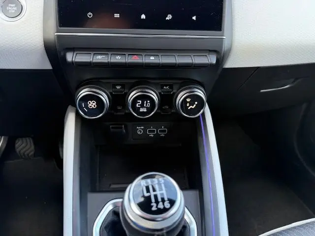 Vue rapprochée de la console centrale de la Renault Clio V 1.3 TCE 140 Intens, avec la boîte manuelle et les commandes de climatisation.