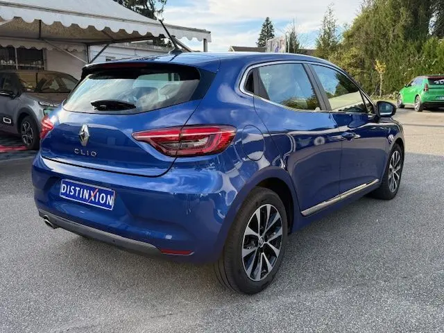 Vue 3/4 arrière droite d'une Renault Clio V 1.3 TCE 140 Intens bleu Iron avec feux arrière LED et jantes alliage.