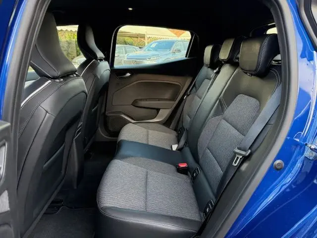 Vue intérieure arrière côté droit de la Renault Clio V 1.3 TCE 140 Intens 2022 bleu Iron, sièges tissu gris et cuir noir.