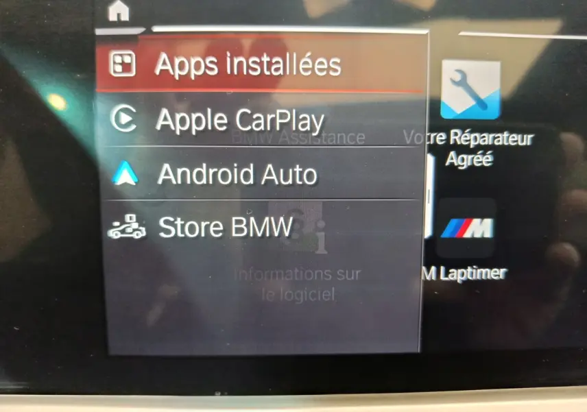 Écran tactile central affichant les applications Apple CarPlay et Android Auto dans une BMW Série 3 318d gris clair.