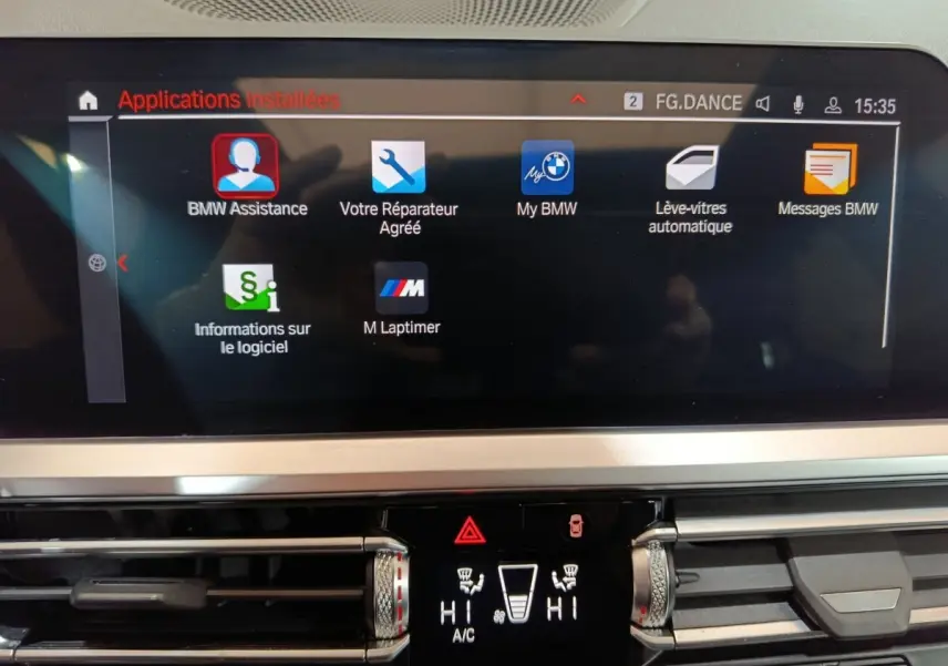 Écran tactile central de la BMW Série 3 318d Lounge 2022 affichant les applications installées, vue intérieure.