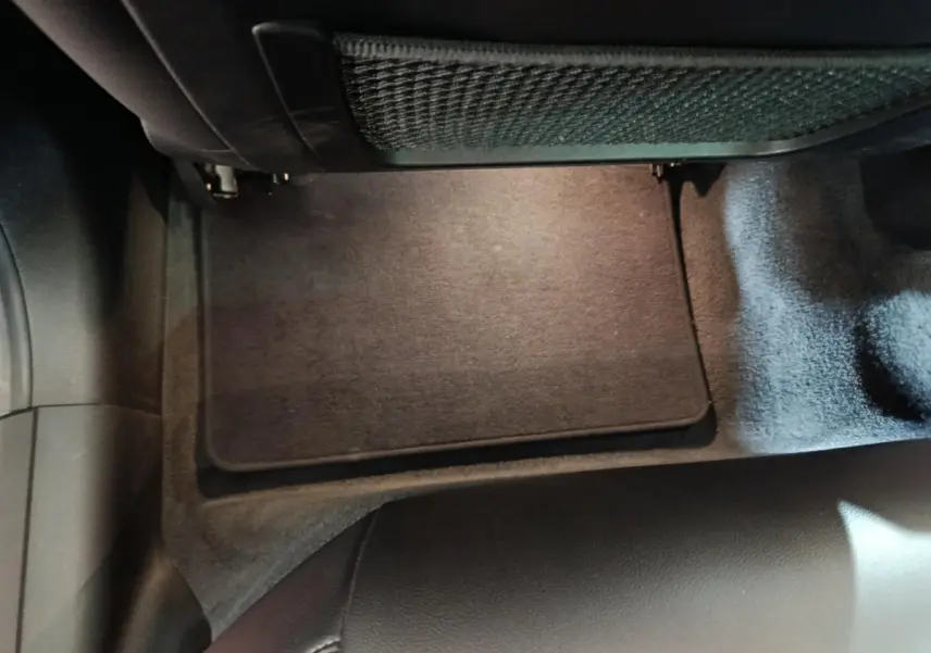 Vue rapprochée du tapis de sol noir côté passager avant dans l’habitacle d’une BMW Série 3 gris clair 318d Lounge 2022.