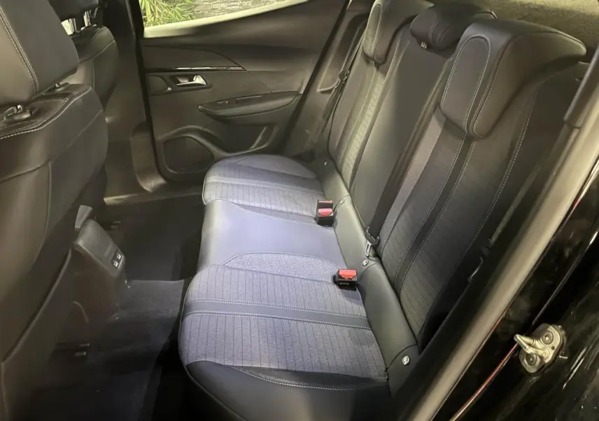 Vue intérieure côté droit des sièges arrière tissu et cuir noir du Peugeot 2008 Allure Pack 2021 avec ceintures et appuie-têtes.