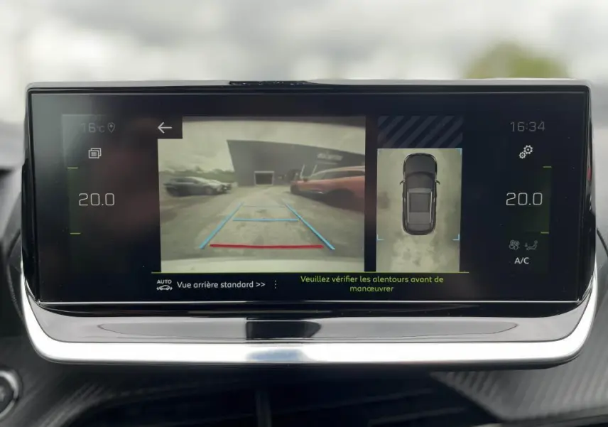Écran tactile intérieur montrant la caméra de recul et l’aide au stationnement du Peugeot 2008 noir.