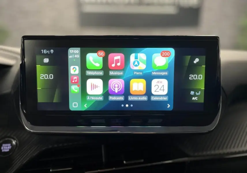Écran tactile central du Peugeot 2008 2021 affichant Apple CarPlay avec interface colorée et commandes climatisation à 20°C.