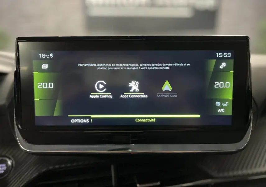 Écran tactile central du Peugeot 2008 2021 affichant les options Apple CarPlay et Android Auto, avec interface noire et verte.