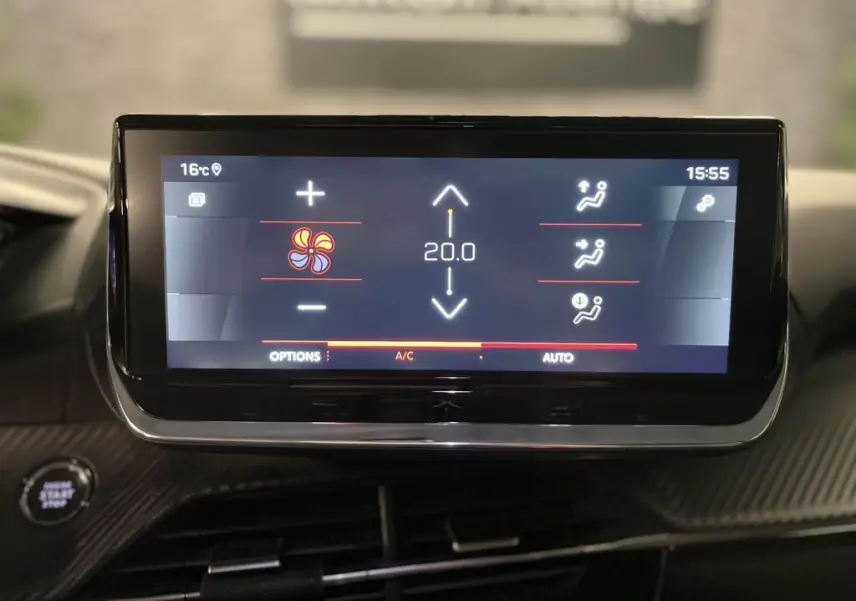 Écran tactile central du Peugeot 2008 noir 2021 affichant la climatisation à 20°C avec commandes digitales.