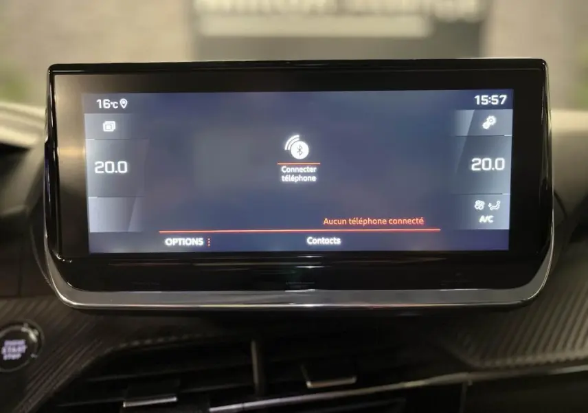 Écran tactile central du Peugeot 2008 noir 2021 affichant la connexion Bluetooth et la température à 20°C.