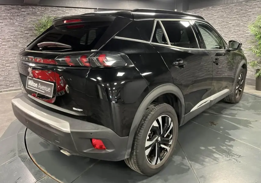Peugeot 2008 noir perla nacré vue 3/4 arrière droit, jantes alliage bi-tons et feux arrière LED griffés.