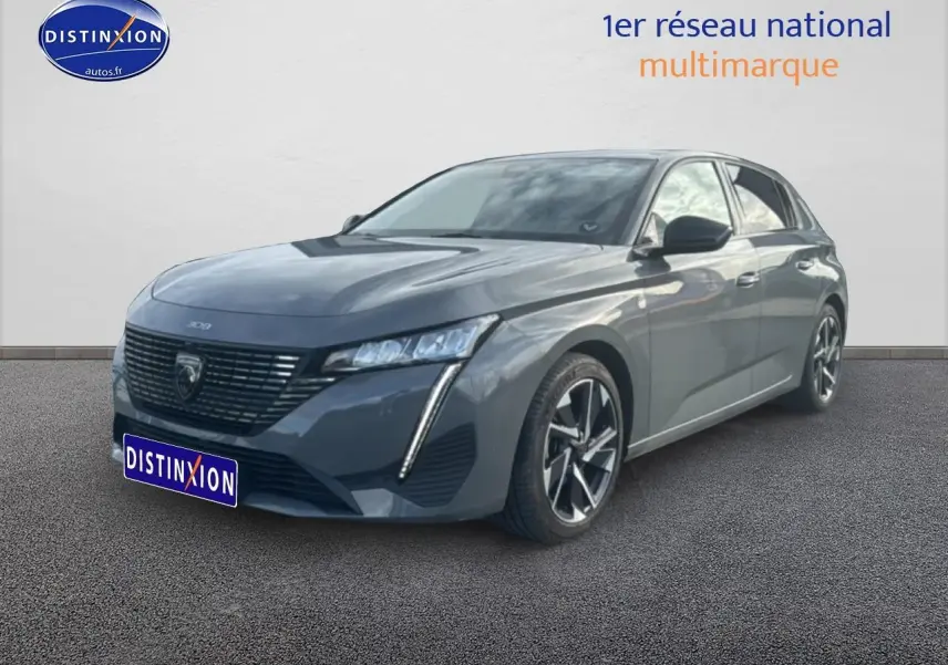 Peugeot 308 gris sellenium vue 3/4 avant droit avec feux LED et jantes alliage distinctives.
