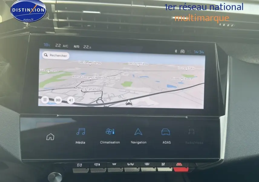 Écran tactile central de navigation dans l’habitacle de la Peugeot 308 gris sélénite, vue de face.