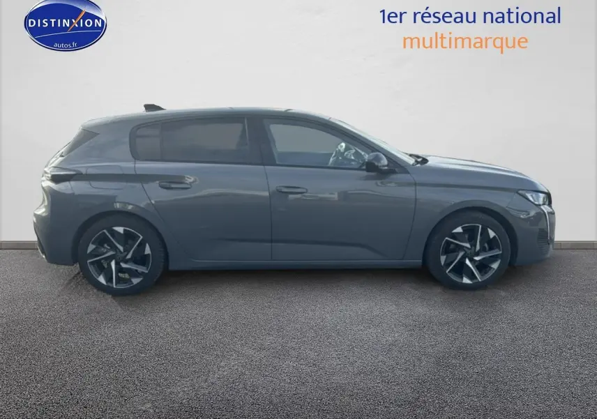 Profil droit d'une Peugeot 308 2024 gris sélénite avec jantes alliage et vitres arrière surteintées.