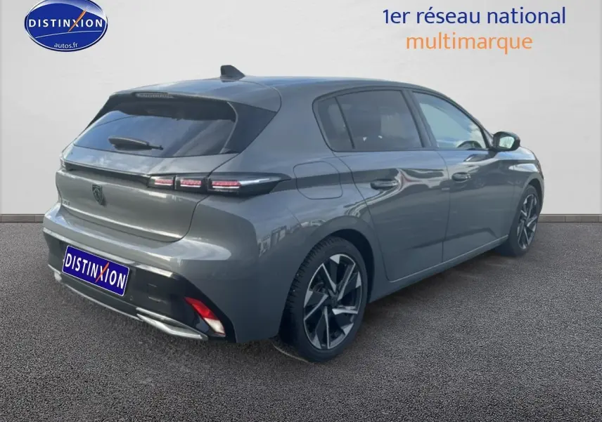 Vue 3/4 arrière droite d'une Peugeot 308 gris sélénite avec jantes alliage et feux arrière LED distinctifs.