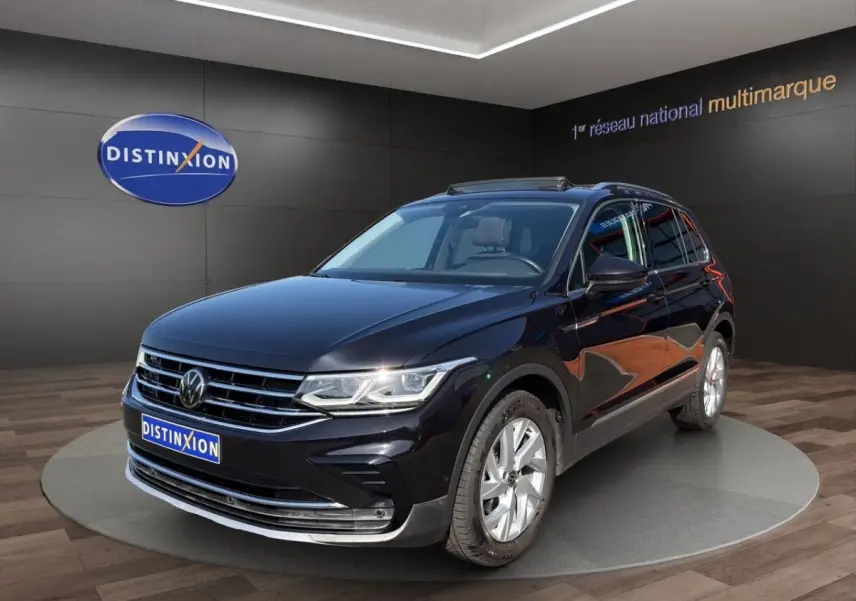 Volkswagen Tiguan noir 2022 en 3/4 avant droit, avec calandre chromée et jantes argentées visibles.
