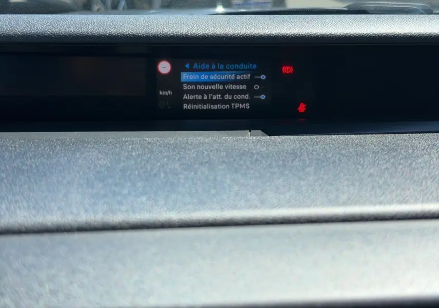 Affichage multifonctions tactile de 10,25 pouces sur tableau de bord central d'une Citroën C3 2025, vue rapprochée.