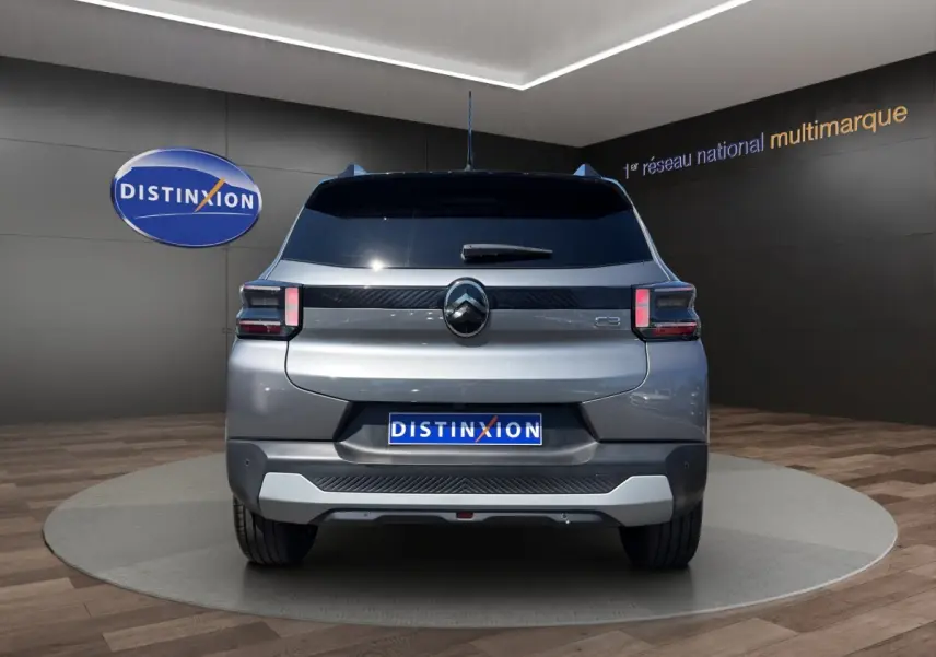 Vue arrière d'une Citroën C3 Turbo 100 BVM6 MAX gris foncé avec feux LED et bande noire distinctive sur le coffre.