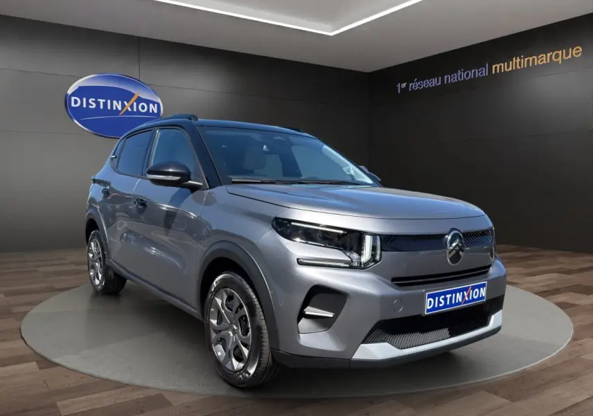 Citroën C3 Turbo 100 BVM6 gris foncé en 3/4 avant droit avec toit bi-ton noir en showroom.