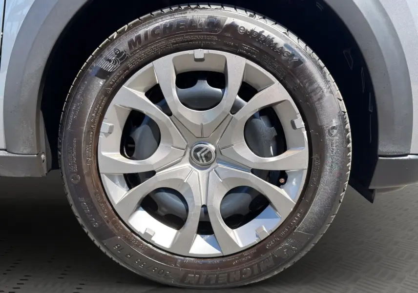 Gros plan sur la roue avant droite d'une Citroën C3 2025 gris foncé avec jante alliage et pneu Michelin.