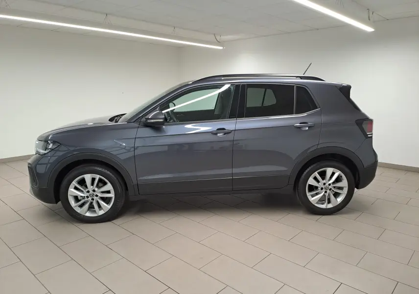 Volkswagen T-Cross gris cendré en vue de profil côté gauche, avec jantes alliage et toit noir.