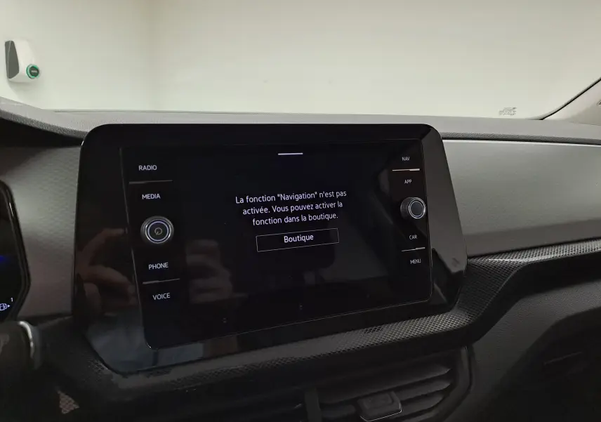 Écran tactile central du tableau de bord du Volkswagen T-Cross 2025, affichant un message de navigation désactivée.