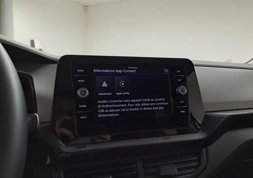 Écran tactile central du Volkswagen T-Cross 2025 affichant les options Android Auto et Apple CarPlay, intérieur noir.