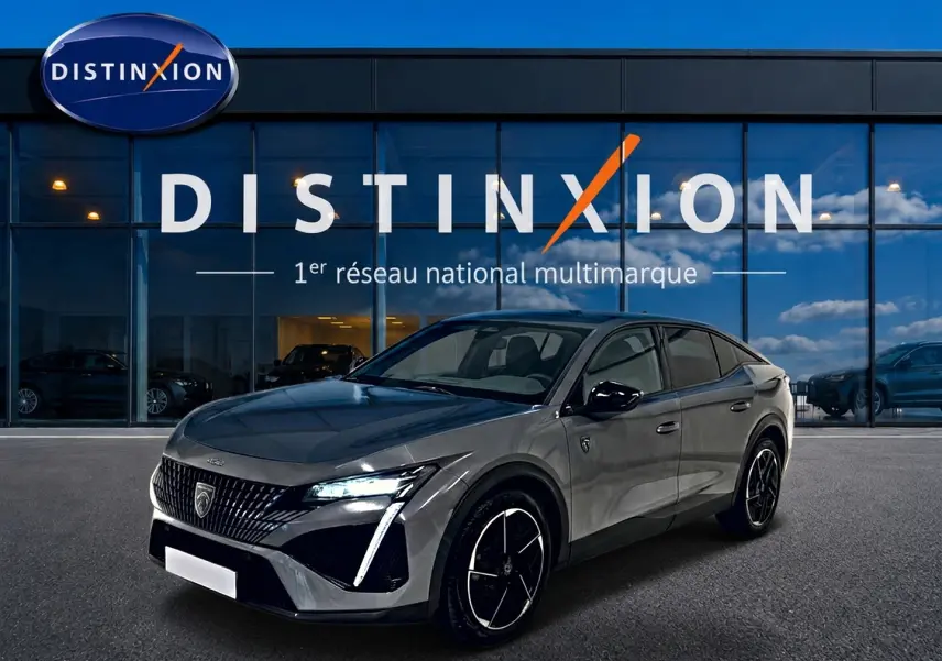 Peugeot 408 Hybrid gris sellenium vue 3/4 avant droit, avec phares LED et jantes alliage noires.