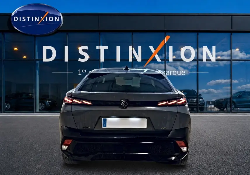 Vue arrière d'une Peugeot 408 Hybrid 145 GT gris sélénite avec feux LED et logo distinctif au centre.
