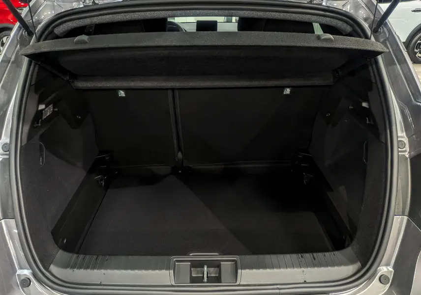 Coffre ouvert d'un Renault Captur Gris Cassiopé 2025, vue arrière montrant l'espace de chargement vide et la tablette cache-bagages.