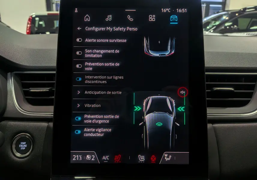 Écran tactile central du tableau de bord du Renault Captur 2025 gris Cassiopé, affichant les options d'assistance à la conduite.