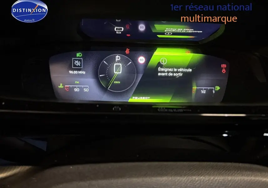 Tableau de bord numérique éclairé de la Peugeot 408 Hybrid gris sélénite, affichage vitesse et alertes au centre.