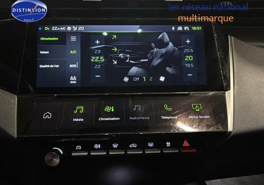 Écran tactile central de la Peugeot 408 Hybrid gris sélénite, affichant les réglages de climatisation et multimédia.