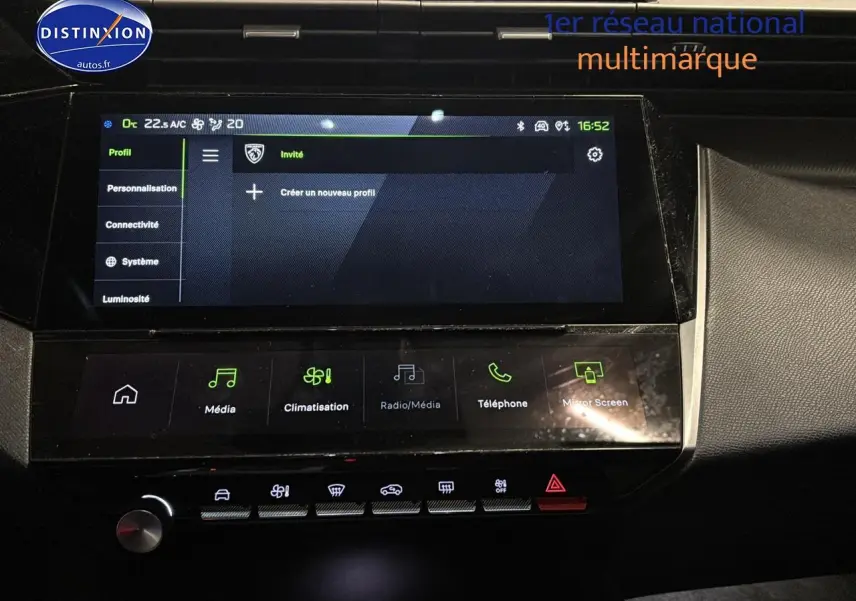 Vue rapprochée de l’écran tactile central et de la console de la Peugeot 408 Hybrid 145 GT gris Sellenium e, intérieur noir.