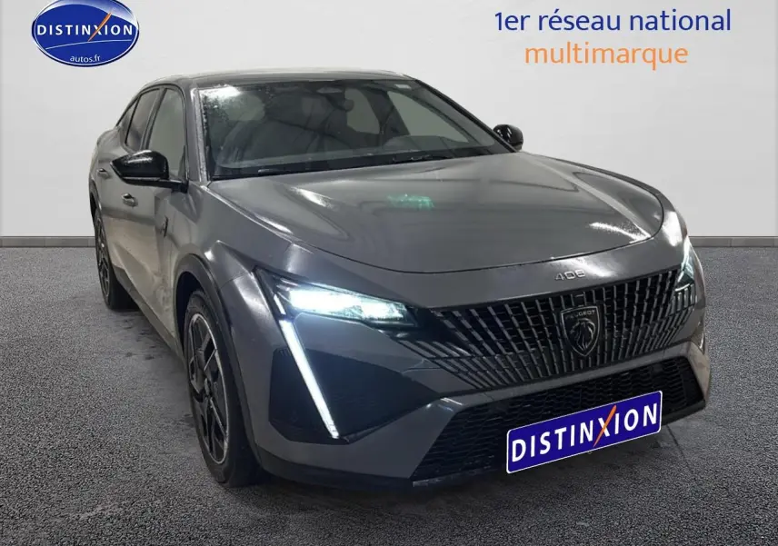 Peugeot 408 Hybrid gris sellenium en 3/4 avant gauche avec phares LED allumés et calandre distinctive.